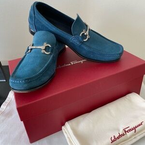 Salvatore Ferragamo mens blu suede gancini bit loafers sz 8E made in Italy
